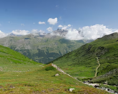 20240802-10h53m35s-P1170855-V3 Vue vers la Vanoise avec le Grand Roc Noir (3592m) depuis la combe de Cléry au dessus du pont de Bonneval en montant au Pas de la Beccia.