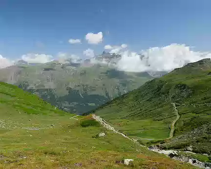 20240802-10h53m35s-P1170855-V3 Vue vers la Vanoise avec le Grand Roc Noir (3592m) depuis la combe de Cléry au dessus du pont de Bonneval en montant au Pas de la Beccia.