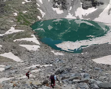 20240803-13h32m27s-P1170894-V3 Dans le sentier-couloir en direction du pied du glacier d'Ambin, c'est la voie normale pour rejoindre le col.