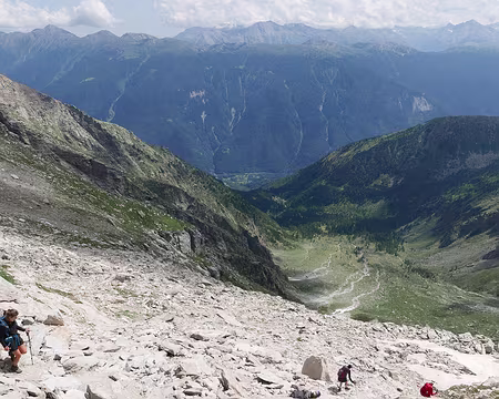 20240803-14h51m18s-P1170921-V3 Descente avec vue sur les Alpes cottiennes.