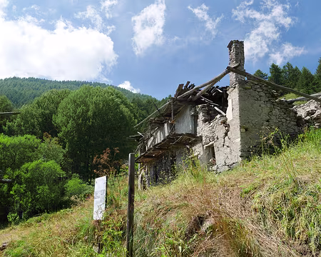 20240805-13h46m43s-P1170953-V3 Passage dans le hameau ruiné de Rif.