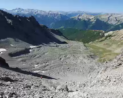 20240809-10h14m58s-P1180162-V3 La descente à travers la Casse des Clausins avec un panorama d'Alpes du Sud.