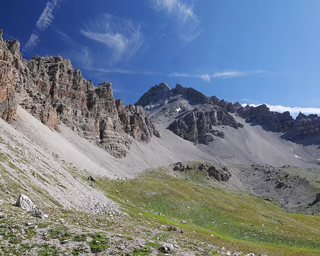 20240809-11h03m59s-P1180181-V3 Crête des Oules, Pic de Rochebrune, Crête de Rasis alimentent en cailloux la Casse des Clausins.