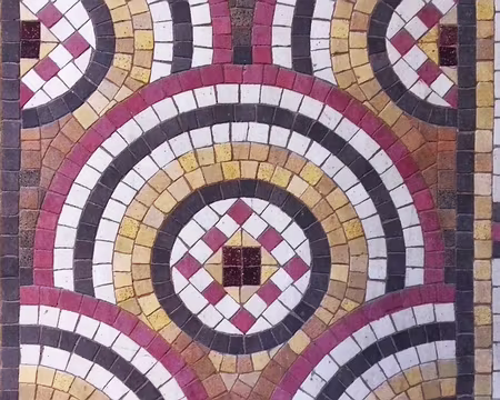 002 La façade de la gare est décorée de mosaïques polychromes aux motifs Art déco