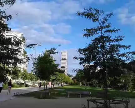 004 Près de la gare, le parc Clichy – Batignolles – Martin-Luther-King (10 ha), achevé en 2021, a été créé à l’emplacement des anciennes voies ferrées. Au second...