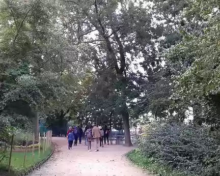 006 Ce square arboré est bordé au sud par la tranchée de l’ancienne Petite Ceinture