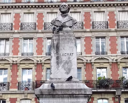 016 Sur la place Loulou Gasté, le monument d’Eugène Flachat. Cet ingénieur (1802-1873) a collaboré à la création de la première ligne de chemin de fer pour...