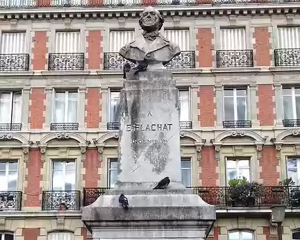 016 Sur la place Loulou Gasté, le monument d’Eugène Flachat. Cet ingénieur (1802-1873) a collaboré à la création de la première ligne de chemin de fer pour...