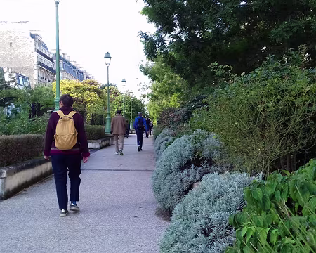 023 Elle est bordée de massifs végétaux