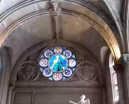 030 L’intérieur de la chapelle avec ses vitraux réalisés à Sèvres