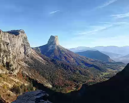 20241021_095309-01 Vue de la tête du ravin du Pas de l'Aiguille : Rochers du Parquet, Col de l'Aupet, Mont-Aiguille pointe sud, en bas La Richardière où nous logeons.