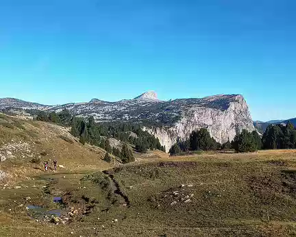 20241021_103437-01 On aperçoit le Petit et le Grand Veymont au niveau de la source de Chaumailloux.