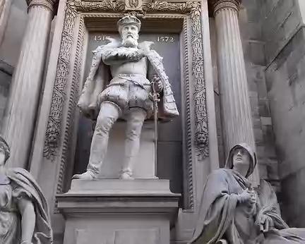 001 La statue de l’amiral de Coligny (1889) au chevet de l’Oratoire du Louvre