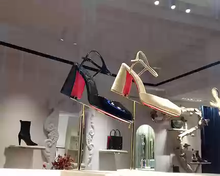 004 A l’entrée de la galerie Véro-Dodat, la boutique de Christian Louboutin ouverte en 1992