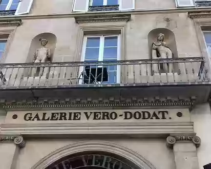 006 Mercure et Apollon sur la façade de la galerie Véro-Dodat, côté rue du Bouloi