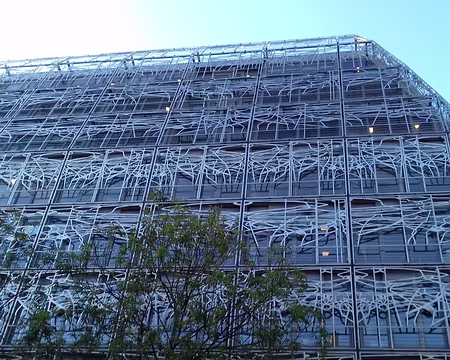007 L’autre bâtiment du ministère de la Culture, rue de Montesquieu, occupe un immeuble des années 1960. Résille métallique de Francis Soler