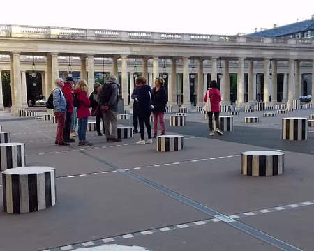 009 Les colonnes de Buren (1986) dans la cour d’honneur du Palais-Royal