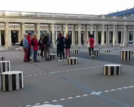 009 Les colonnes de Buren (1986) dans la cour d’honneur du Palais-Royal