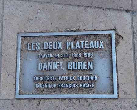 010 Les «Deux Plateaux» sont communément appelés Colonnes de Buren