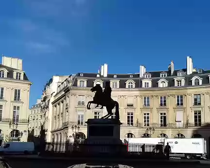 018 Contre-jour sur la statue équestre de Louis XIV, place des Victoires