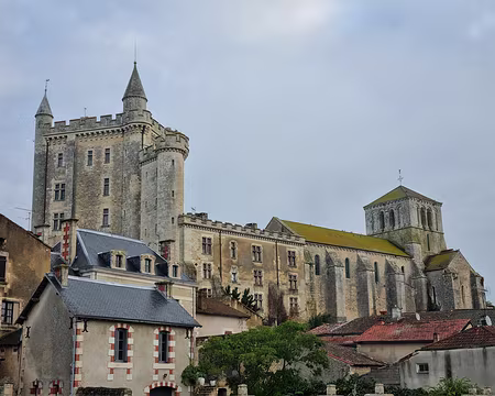003 Morthemer. Les extensions du château à la fin du XVIIe siècle ont conduit l'église à y être accolée.