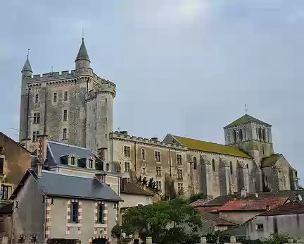 003 Morthemer. Les extensions du château à la fin du XVIIe siècle ont conduit l'église à y être accolée.