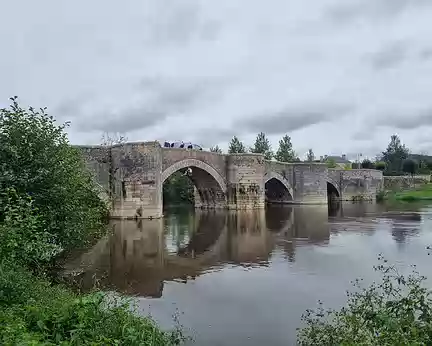 009 Le vieux Pont de Saint-Savin sur la Gartempe, construit fin XIIIe, début XIVe siècles. 100 m de long, sur 3,50 m de large et 5 arches.