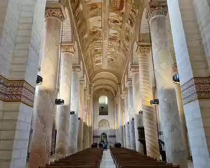 019 Longue de 42 m et large de 17 m, la nef de l'église abbatiale s'impose par ses volumes exceptionnels.