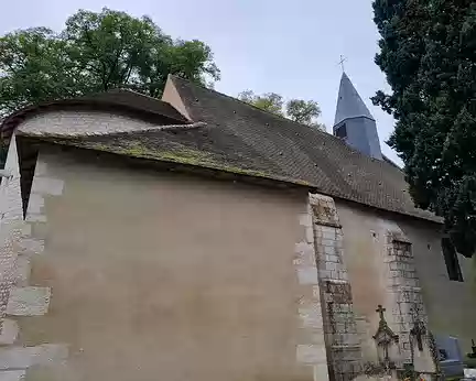 027 Église et cimetière de Saint-Pierre-les-Églises. Sanctuaire modeste, l'église comporte une abside carolingienne surélevée à l'époque romane.