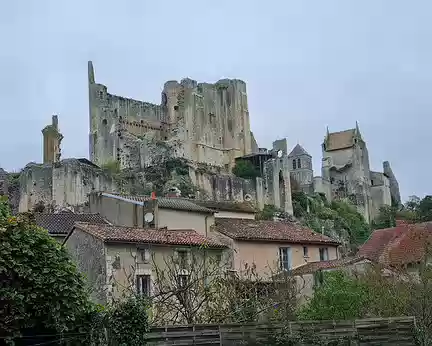 031 Château des Évêques de Poitiers et château d'Harcourt.