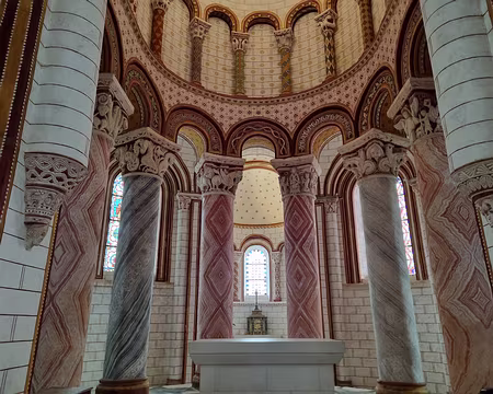 033 En y pénétrant, un jeu de lumière et de couleur, nous laisse admirer les colonnes aux chapiteaux sculptés réalisés par Gofridus (tailleur de pierre).