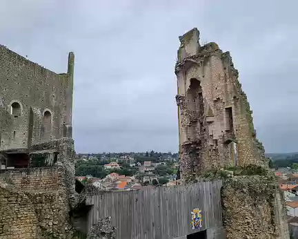 039 Le château de Montléon. Il n'en reste que des vestiges épars.