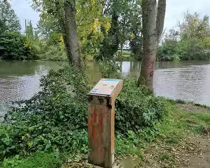 040 Le Clain à gauche se jette dans la Vienne à droite.