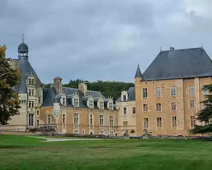 049 Dominant la Vienne, Touffou est une demeure à la fois étrange et noble. Il est fait mention du château dès 1127.