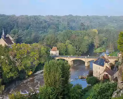 051 Vue sur le Pont sur l'Anglin. Il a été reconstruit en 1827.