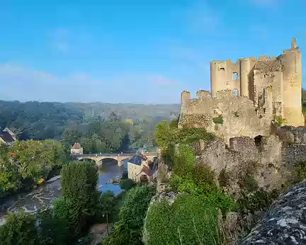 052 Le château féodal. L'éperon rocheux qui surplombe l'Anglin de 40 mètres, constitue un site idéal pour y bâtir une forteresse.