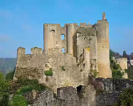 053 Le premier donjon est construit au XIe siècle, et jusqu'au XVe siècle de nombreux ajouts et reconstructions transforment le château.