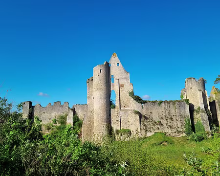 064 Les ruines du château depuis la terrasse du bar (photo 10.04.2024).