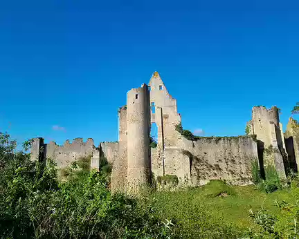 064 Les ruines du château depuis la terrasse du bar (photo 10.04.2024).