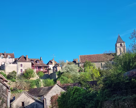065 L'église Saint-Martin est située au cœur de la ville haute.