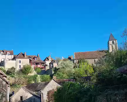 065 L'église Saint-Martin est située au cœur de la ville haute.