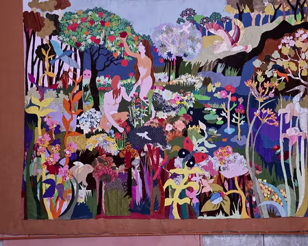 067 Cette toile en patchwork (mais découpé et visiblement collé, pas cousu ni quilté) a été réalisée en 1985 par les aînés d'Angles. L'on reconnaît Adam et Eve.