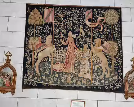 068 « La dame à la Licorne » tapisserie datant de 1942, réalisée et léguée à la paroisse par l'une des habitantes. Copie dont l'original se trouve au musée de Cluny...