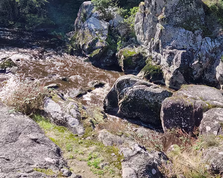 074 Le Roc d'Enfer se trouve à la transition entre le Massif Central et le seuil du Poitou.