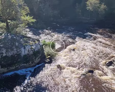 076 En entrant dans le département de la Vienne, la Gartempe traverse les roches dures cristallines du piémont limousin.