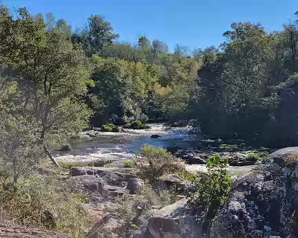 077 Au niveau des portes d'Enfer, les berges deviennent rocheuses, formant de petites falaises de granit au-dessus de la rivière.