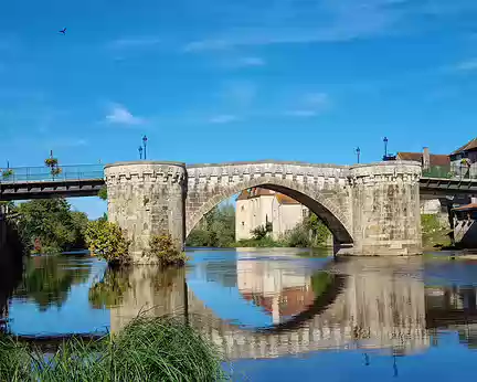 080 Le vieux Pont de Montmorillon est l'une des icônes de la ville. Il aurait été probablement reconstruit au XVe siècle.