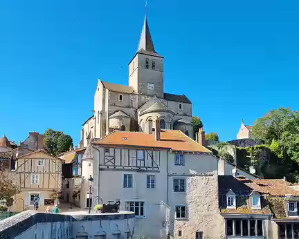 081 La vue sur la Gartempe et le quartier médiéval depuis le pont est splendide.