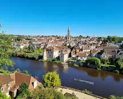 083 Vue depuis la terrasse près de l'église Notre-Dame sur l'autre rive de Montmorillon. (église fermée pour travaux).