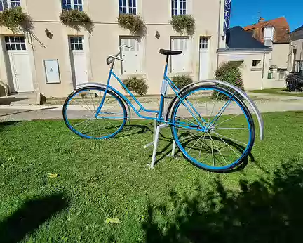 084 La bicyclette bleue. Régine Desforges, enfant du pays.